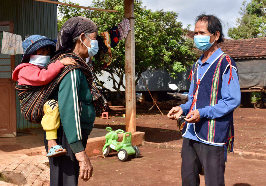 Trưởng thôn Siu Bro luôn được người dân tin yêu, kính mến bởi những cống hiến thầm lặng của ông . Ảnh Trần Dung