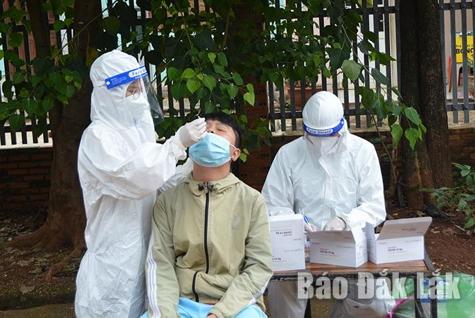 Trung tâm Y tế TP. Buôn Ma Thuột lấy mẫu xét nghiệm sàng lọc cho người dân thôn 1, xã Cư Êbur.