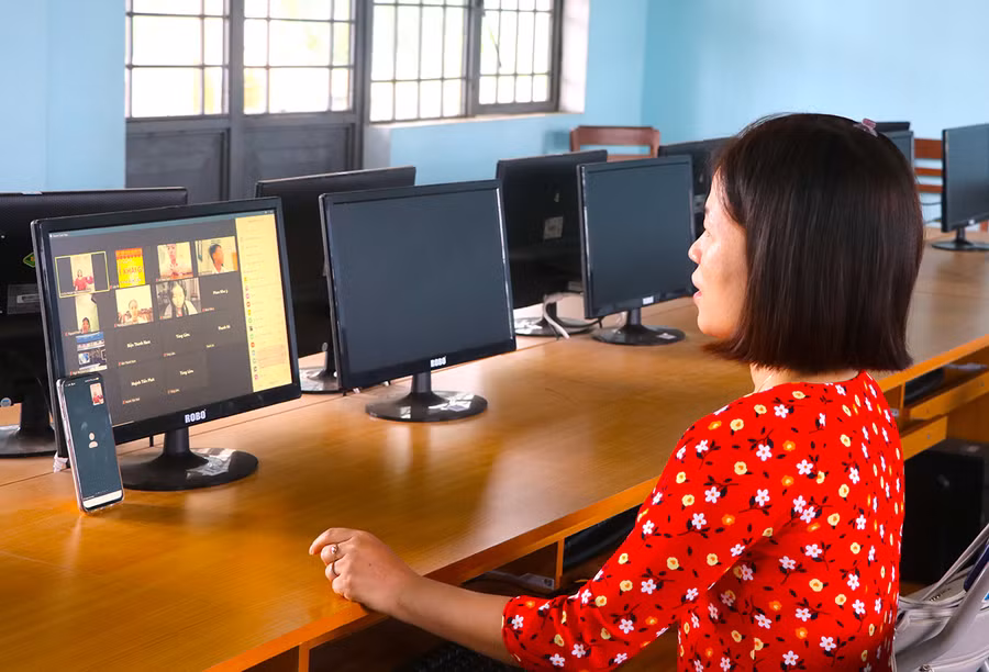 Giáo viên trường THCS Đề Thám (thị xã An Khê) truyền tải lễ khai khảng năm học 2021-2022 trực tuyến đến học sinh. Ảnh: Ngọc Minh Giáo viên trường THCS Đề Thám (thị xã An Khê) truyền tải lễ khai khảng năm học 2021-2022 trực tuyến đến học sinh. Ảnh: Ngọc Minh