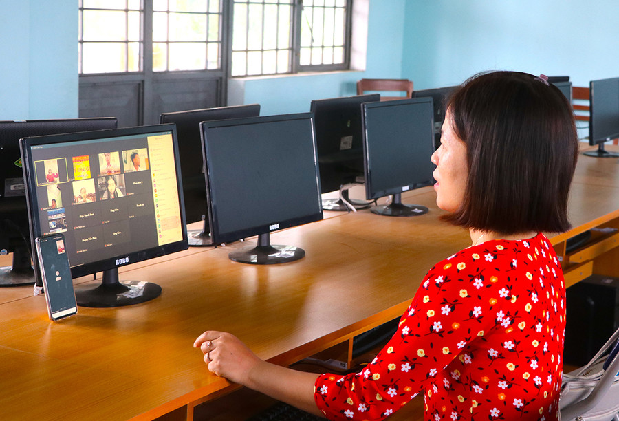Giáo viên trường THCS Đề Thám (thị xã An Khê) truyền tải lễ khai khảng năm học 2021-2022 trực tuyến đến học sinh. Ảnh: Ngọc Minh Giáo viên trường THCS Đề Thám (thị xã An Khê) truyền tải lễ khai khảng năm học 2021-2022 trực tuyến đến học sinh. Ảnh: Ngọc Minh