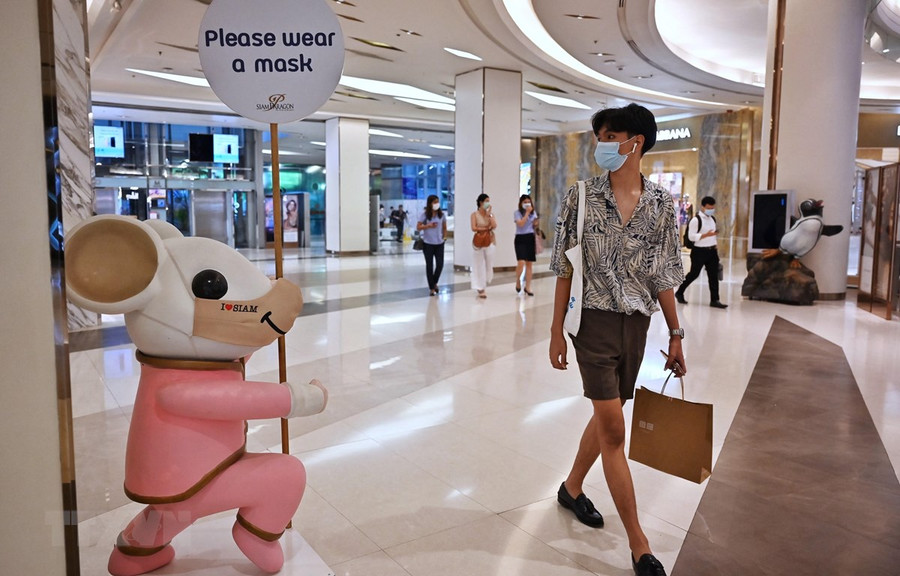 Người dân đeo khẩu trang phòng lây nhiễm COVID-19 tại Bangkok, Thái Lan, ngày 26/4/2021. (Ảnh: AFP/TTXVN) Người dân đeo khẩu trang phòng lây nhiễm COVID-19 tại Bangkok, Thái Lan, ngày 26/4/2021. (Ảnh: AFP/TTXVN)