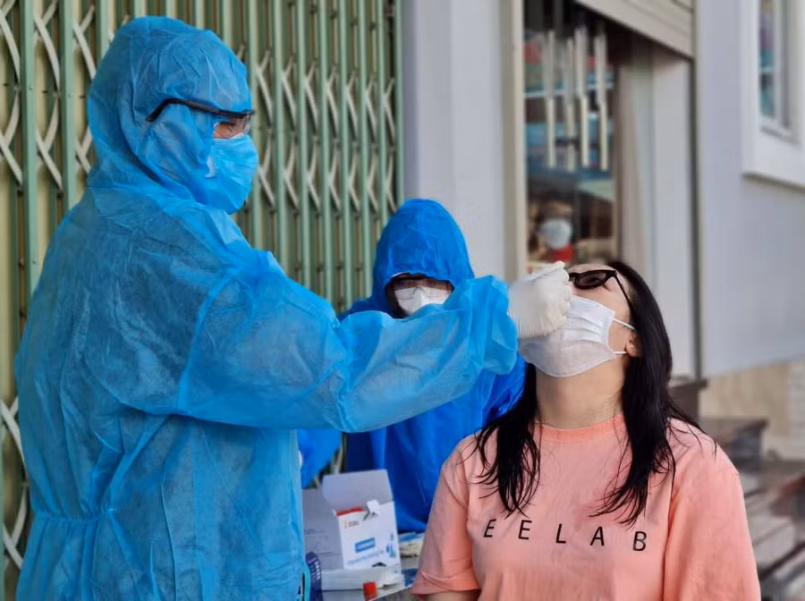 Người dân tại xã An Phú được lấy mẫu xét nghiệm SARS-CoV-2. Ảnh: Lê Văn Ngọc