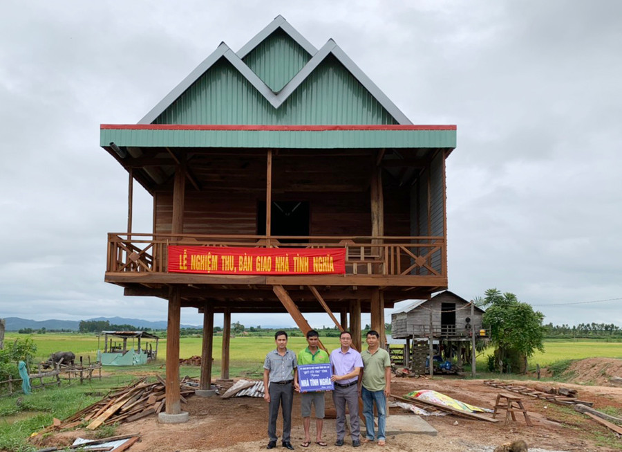 Đại diện Ban Thường trực Ủy ban MTTQ Việt Nam huyện Ia Pa bàn giao nhà tình nghĩa cho gia đình ông Siu Am (thứ 2 từ trái sang). Ảnh: Ngọc Anh Đại diện Ban Thường trực Ủy ban MTTQ Việt Nam huyện Ia Pa dự lễ bàn giao Nhà tình nghĩa cho gia đình anh Siu Am-thôn Voòng Boong, xã Chư Răng (vị trí thứ 2 từ trái sang). Ảnh: Ảnh Ngọc Anh