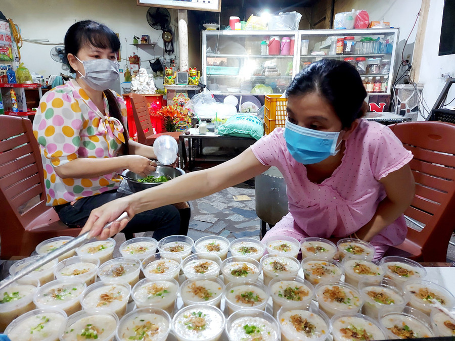 Mỗi ngày, chị Lê Thị Ngọc Phước (phải) nấu khoảng 100 suất ăn sáng để tặng người nghèo và bệnh nhân chạy thận. Ảnh: Duy Tân