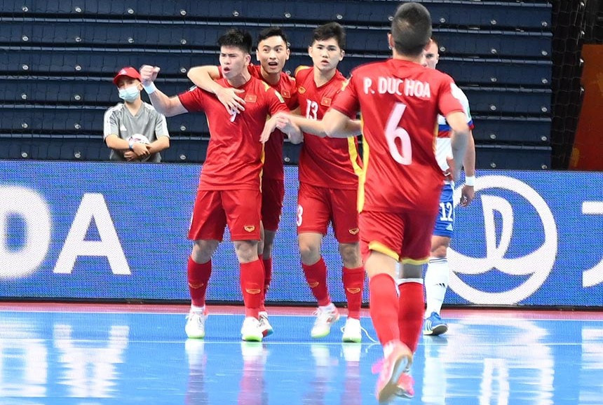 Niềm vui của Đức Huy sah khi ghi bàn thắng vào lưới tuyển Nga. Ảnh: VFF Niềm vui của Đức Huy sah khi ghi bàn thắng vào lưới tuyển Nga. Ảnh: VFF