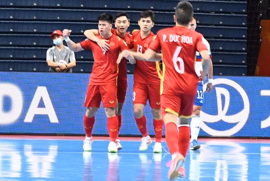 Niềm vui của Đức Huy sah khi ghi bàn thắng vào lưới tuyển Nga. Ảnh: VFF