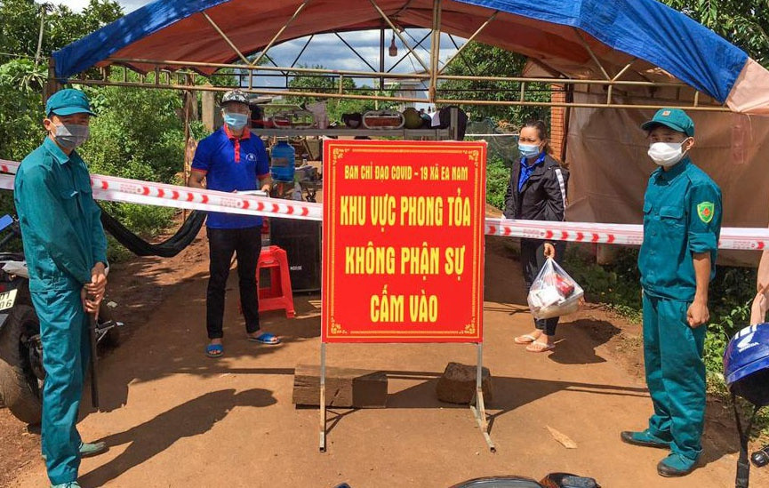 Một khu dân cư được phong tỏa phòng dịch ở xã Ea Nam, H.Ea H'leo. Ảnh: Nguyễn Gia
