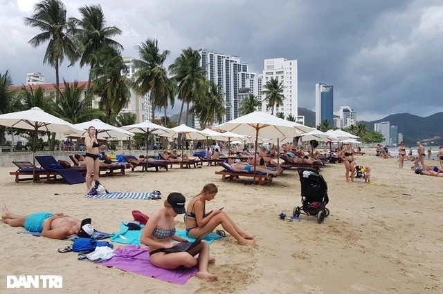 Dịch Covid-19 bùng phát ở tỉnh Khánh Hòa khiến nhiều tháng nay, các điểm đến ở thành phố du lịch biển nổi tiếng không một bóng người.