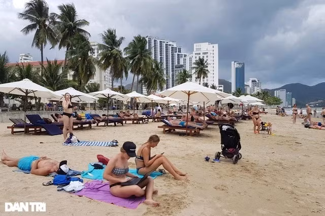 Dịch Covid-19 bùng phát ở tỉnh Khánh Hòa khiến nhiều tháng nay, các điểm đến ở thành phố du lịch biển nổi tiếng không một bóng người.