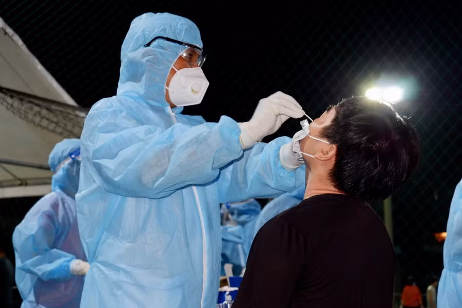 Ngành y tế Hà Nam xuyên đêm lấy mẫu xét nghiệm sàng lọc COVID-19 cho người dân trên địa bàn TP Phủ Lý và một số khu công nghiệp. Ảnh: minh hoạ