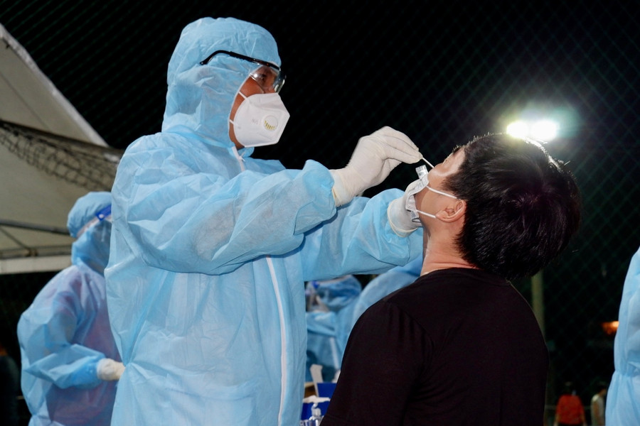 Ngành y tế Hà Nam xuyên đêm lấy mẫu xét nghiệm sàng lọc COVID-19 cho người dân trên địa bàn TP Phủ Lý và một số khu công nghiệp. Ảnh: minh hoạ