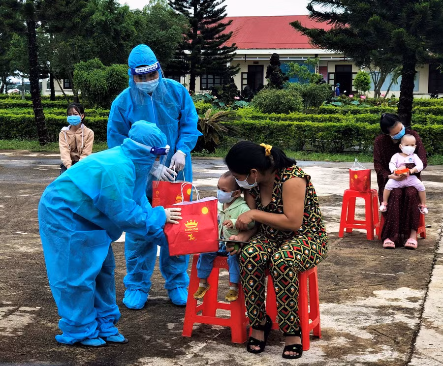 Các chú bộ đội chuẩn bị quà cho các em thiếu nhi. Ảnh: Chí Vinh.