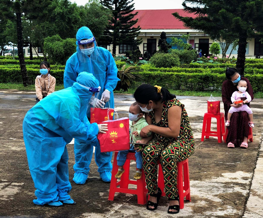 Các chú bộ đội chuẩn bị quà cho các em thiếu nhi. Ảnh: Chí Vinh.