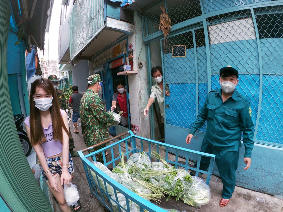 Bình chụp ảnh các bộ đội cùng dân quân chuyển thực phẩm hỗ trợ người dân. Ảnh: Thanh Bình