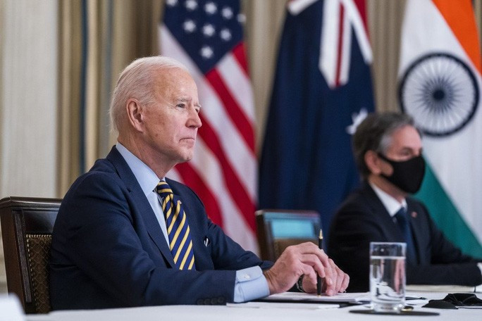  Tổng thống Mỹ Joe Biden và Ngoại trưởng Antony Blinken (phải) tại cuộc gặp trực tuyến đầu tiên của 