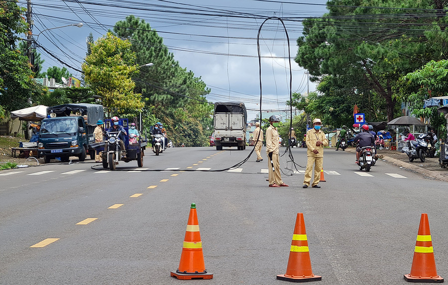 Lực lượng chức năng kịp thời phân luồng giao thông. Ảnh: Bá Bính Lực lượng chức năng kịp thời phân luống giao thông. Ảnh: Bá Bính