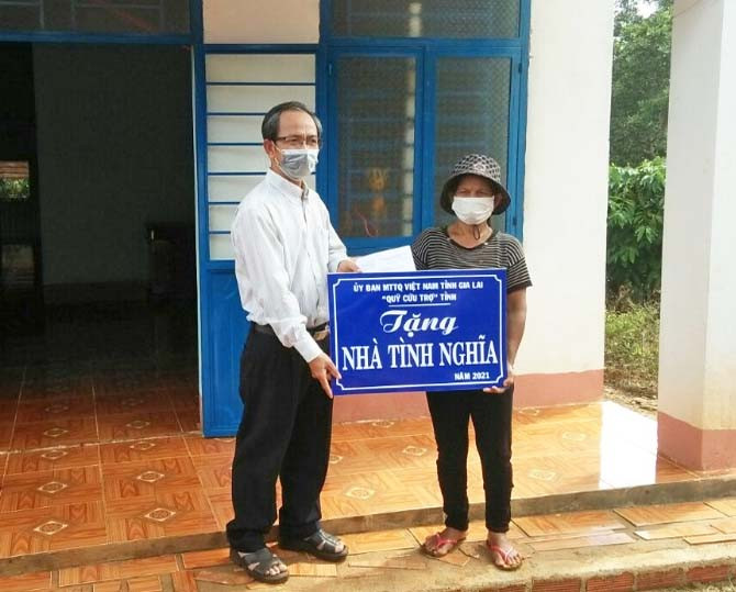 Đại diện Ban Thường trực Ủy ban MTTQ Việt Nam huyện Đức Cơ bàn giao Nhà tình nghĩa cho gia đình bà Rơ Mah H’O- làng Sung Le Tung-xã Ia Kla. Ảnh: Ngọc Anh