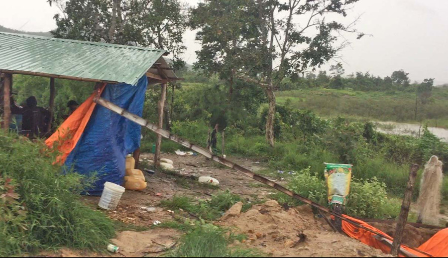 Lán trại được dựng trái phép trên đất rừng. Ảnh: Hạ Vy