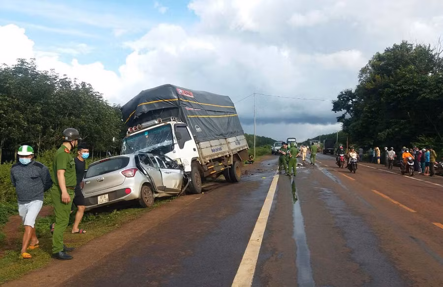 Hiện trường vụ tai nạn giao thông trên đường Hồ Chí Minh (quốc lộ 14), đoạn qua thôn Bak-Kuao (xã Ia Băng, huyện Chư Prông). Ảnh: Lê Anh