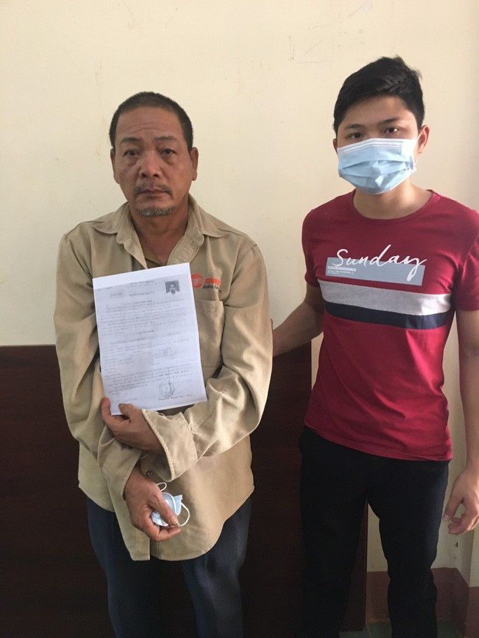 Trần Trung Hiếu bị Công an Bù Đăng, tỉnh Bình Phước bắt giữ chiều 17-9 sau nhiều năm trốn lệnh truy nã Trần Trung Hiếu bị Công an Bù Đăng, tỉnh Bình Phước bắt giữ chiều 17-9 sau nhiều năm trốn lệnh truy nã