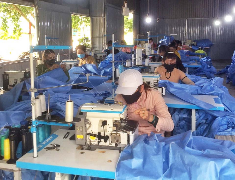 Xưởng may gia công của chị Hoàng Thị Cúc (thôn 2, xã Hà Tam) hiện có trên 30 lao động nữ tại địa phương. Ảnh: Hoàng Ngọc