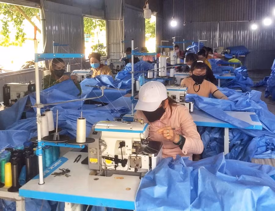 Xưởng may gia công của chị Hoàng Thị Cúc (thôn 2, xã Hà Tam) hiện có trên 30 lao động nữ tại địa phương. Ảnh: Hoàng Ngọc