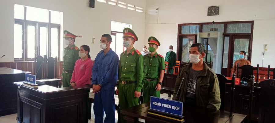 Bị cáo A Ba và Y Ràng tại phiên tòa. Ảnh: CL Bị cáo A Ba và Y Ràng tại phiên tòa. Ảnh: CL