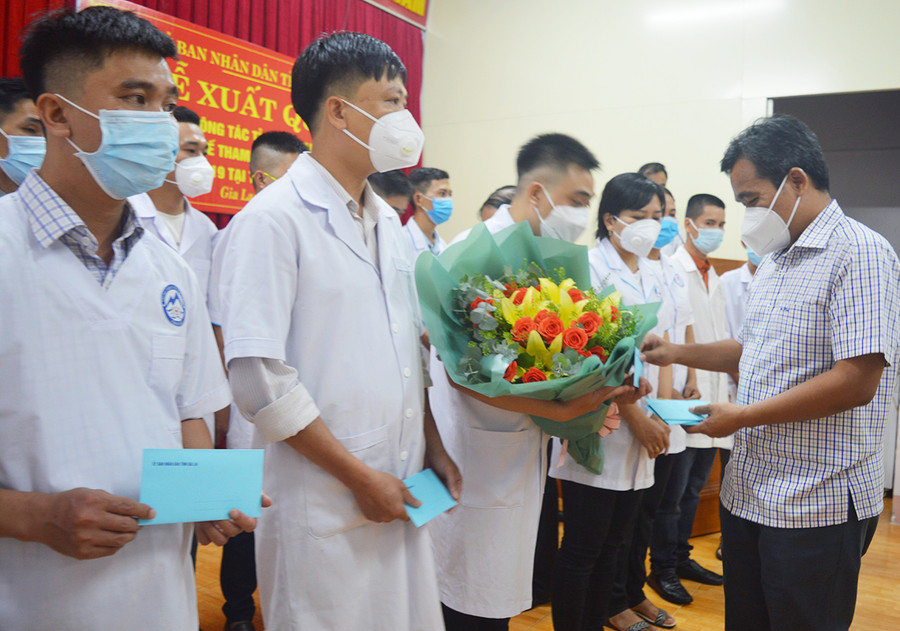 Bí thư Tỉnh ủy Hồ Văn Niên tặng hoa và quà cho các thành viên đoàn công tác. Ảnh: Anh Huy