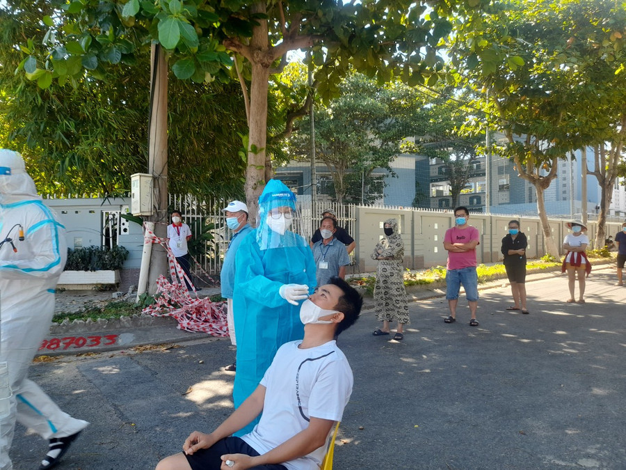 Đà Nẵng phân nhóm, chia tần suất, áp dụng phương pháp xét nghiệm đảm bảo sống chung với dịch trong điều kiện mới. Ảnh: AN DY Đà Nẵng phân nhóm, chia tần suất, áp dụng phương pháp xét nghiệm đảm bảo sống chung với dịch trong điều kiện mới. Ảnh: AN DY