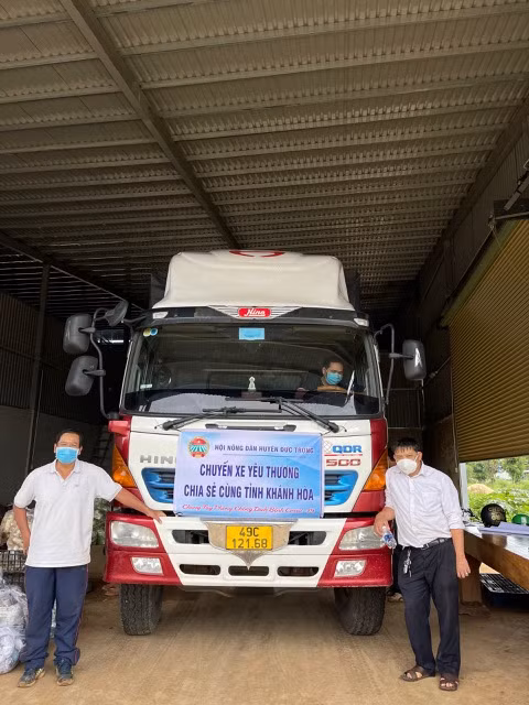 Chủ tịch Hội Nông dân huyện Đức Trọng và anh Nguyễn Văn Đoàn ( bên phải ảnh ) trong một lần thực hiện ủng hộ chuyến xe yêu thương ủng hộ rau củ về vùng tâm dịch. Ảnh HND Đức Trọng