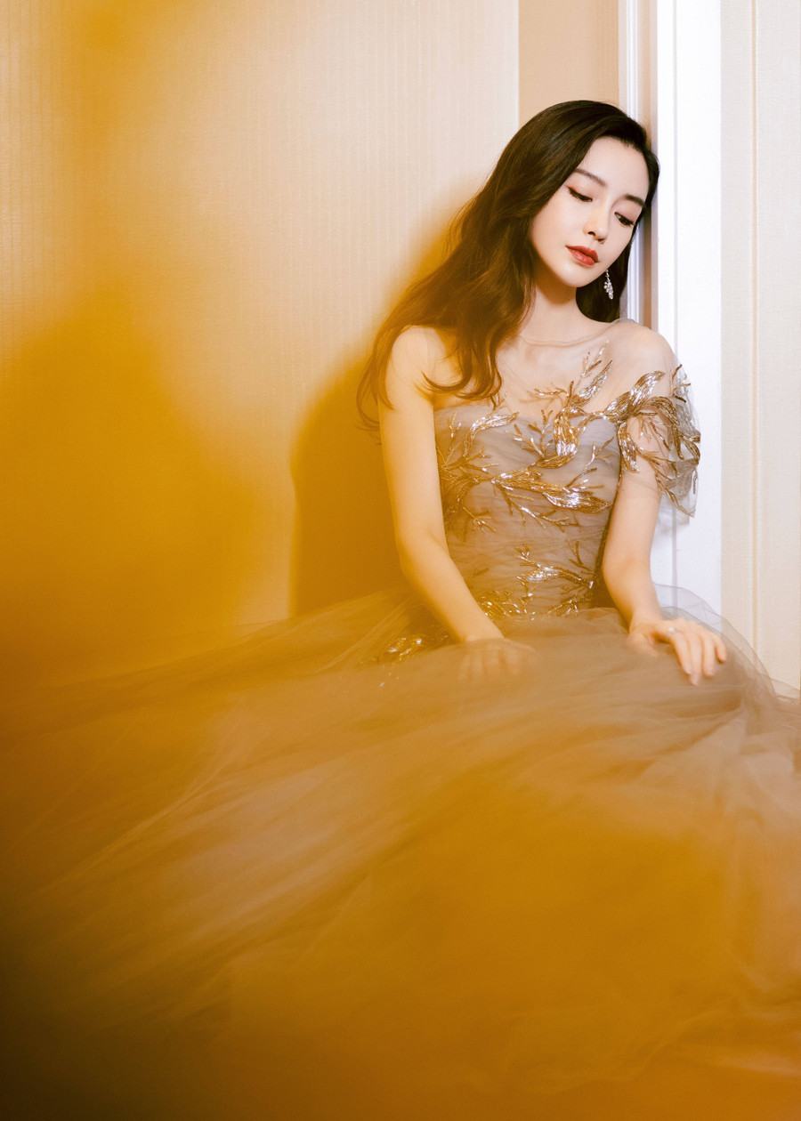 Angelababy khoe vóc dáng mảnh mai "trông mòn con mắt" với thiết kế đầm tuyn ôm sát phần trên giúp tôn vòng eo nhỏ nhắn của nữ diễn viên. Tuyn là chất liệu được các nhà thiết kế coi là "bảo bối" để tạo nên những chiếc đầm dạ hội lộng lẫy, yêu kiều cho phái đẹp. Những thiết kế đầm tuyn còn mang đến cảm giác lãng mạn, bay bổng ngọt ngào cho người mặc. Angelababy khoe vóc dáng mảnh mai