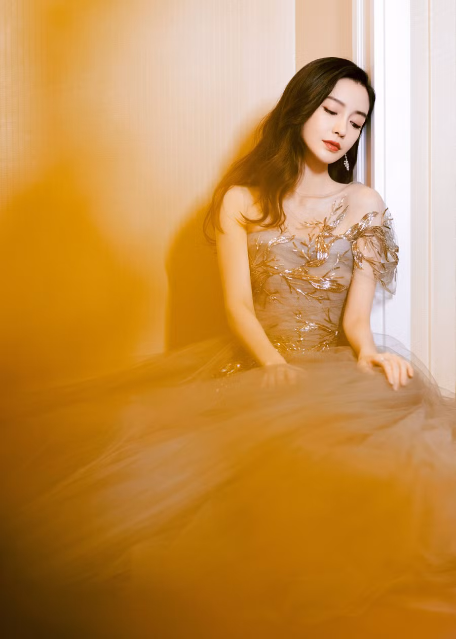 Angelababy khoe vóc dáng mảnh mai 