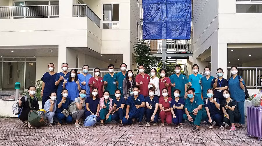 Bệnh viện Da liễu TP.HCM tăng cường nhân viên y tế cho Bệnh viện dã chiến số 12