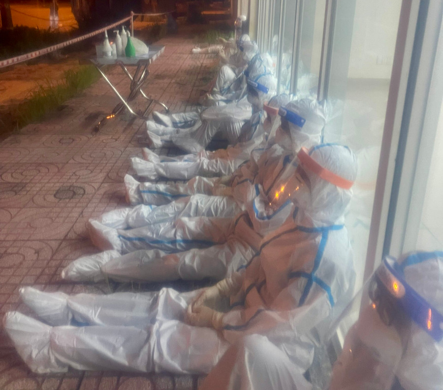 Phút nghỉ ngơi của nhân viên y tế Bệnh viện dã chiến 12. Ảnh: BVCC