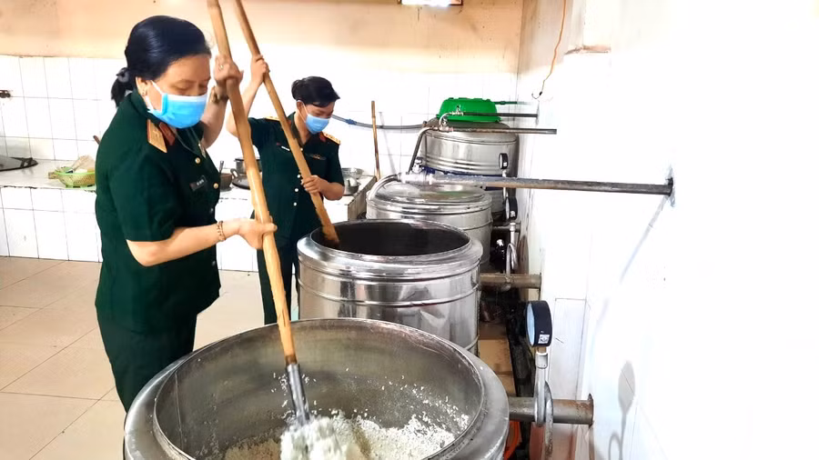 Chị Yến và chị Điểm chuẩn bị phần ăn cho những người trong khu cách ly. Ảnh: Đỗ Mỹ Dung 