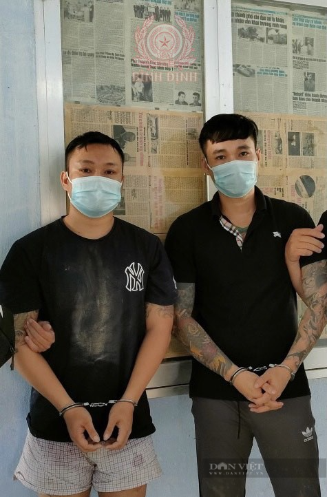 Đinh Quốc Tuấn (27 tuổi, trú phường Trần Hưng Đạo) và Nguyễn Hoàng Nhật (28 tuổi, trú phường Thị Nại, TP.Quy Nhơn) bị bắt giữ. (Ảnh: CA)