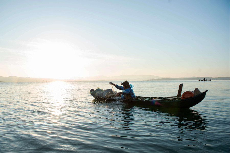 Nhiều người dân làng Chứ chịu khó chèo thuyền đến khu vực lòng hồ chính của Thủy điện Ia Ly để đánh bắt cá. Ảnh: Đ.T