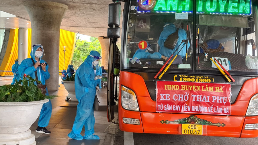 Thai phụ và người nhà được đón về quê Lâm Đồng lên xe đến khu cách ly. Ảnh: Lâm Viên