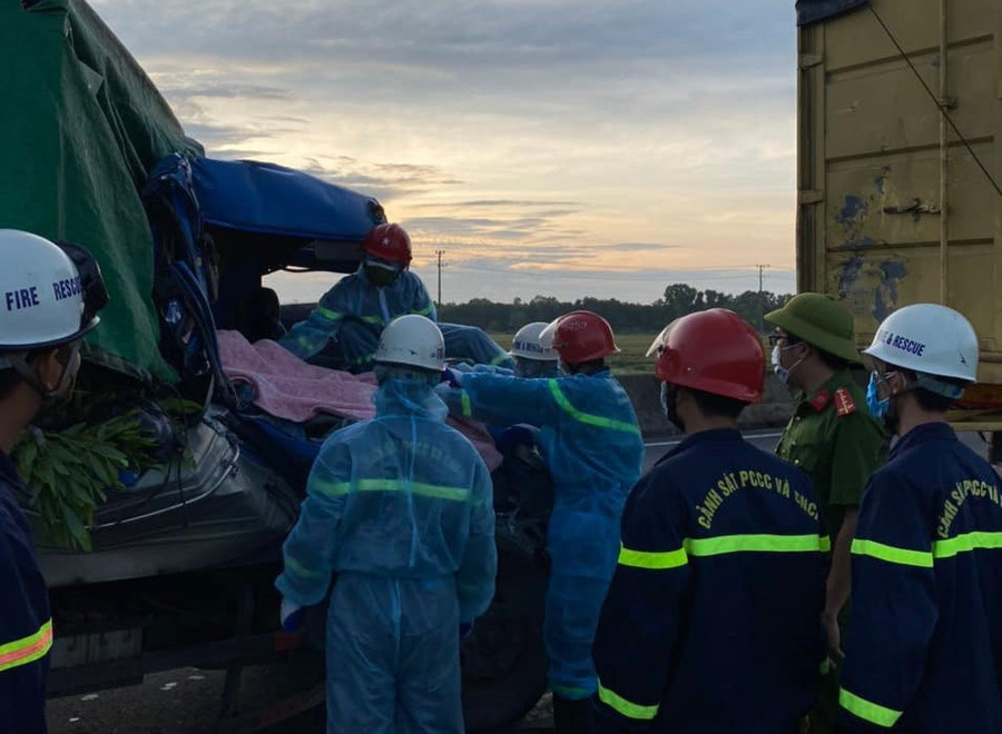 Lực lượng cứu hộ đưa thi thể nạn nhân ra ngoài ca bin lúc rạng sáng. Ảnh: Phòng Cảnh sát PCCC và CHCN tỉnh Quảng Trị Lực lượng cứu hộ đưa thi thể nạn nhân ra ngoài ca bin lúc rạng sáng. Ảnh: Phòng Cảnh sát PCCC và CHCN tỉnh Quảng Trị