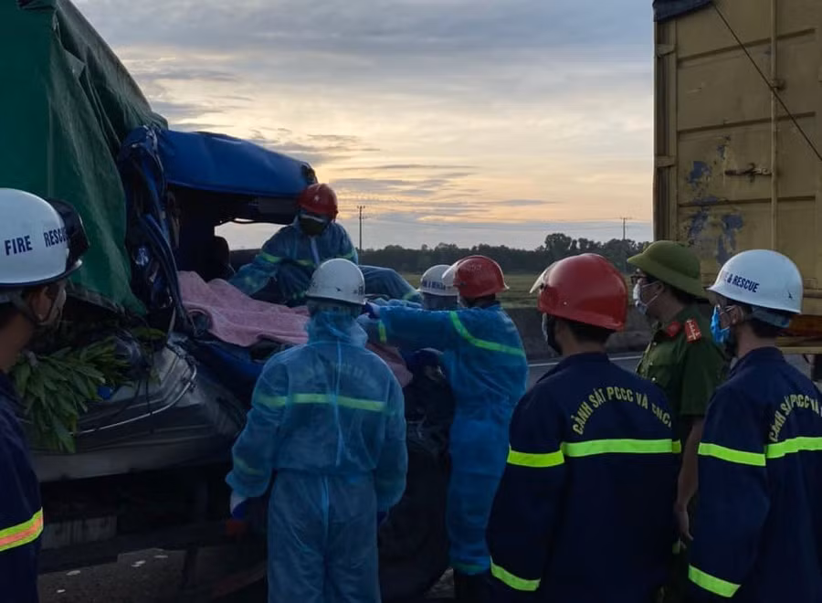  Lực lượng cứu hộ đưa thi thể nạn nhân ra ngoài ca bin lúc rạng sáng. Ảnh: Phòng Cảnh sát PCCC và CHCN tỉnh Quảng Trị