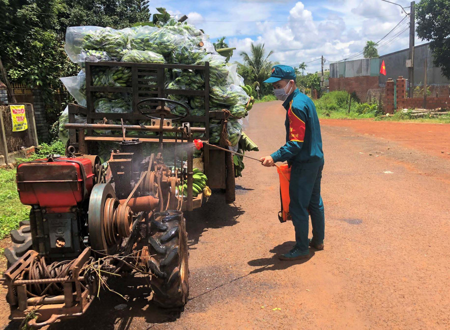 Tất cả phương tiện qua địa bàn xã Ia Hlốp (huyện Chư Sê) đều được khử khuẩn. Ảnh: Đinh Yến