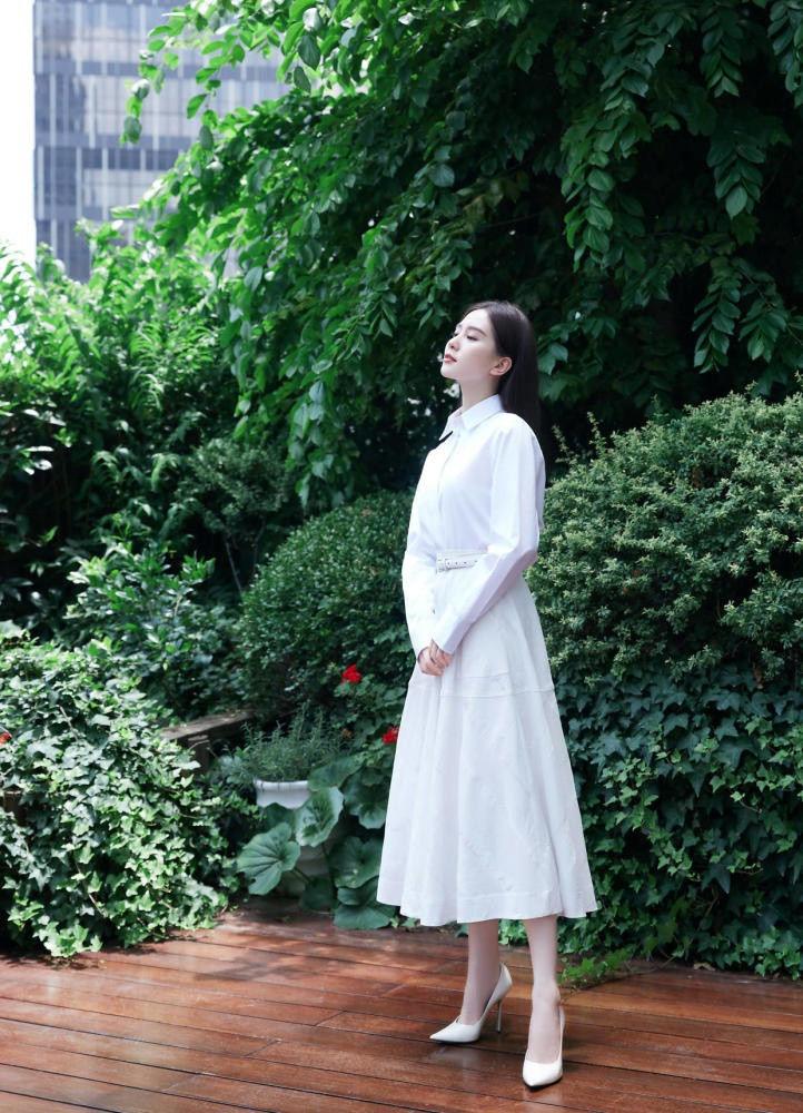 Phối đồ đơn giản như áo sơ mi trắng và chân váy tiệp màu nhưng Lưu Thi Thi vẫn thu hút mọi ánh nhìn nhờ set đồ trang nhã, thanh lịch.
