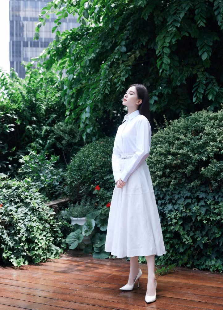 Phối đồ đơn giản như áo sơ mi trắng và chân váy tiệp màu nhưng Lưu Thi Thi vẫn thu hút mọi ánh nhìn nhờ set đồ trang nhã, thanh lịch.