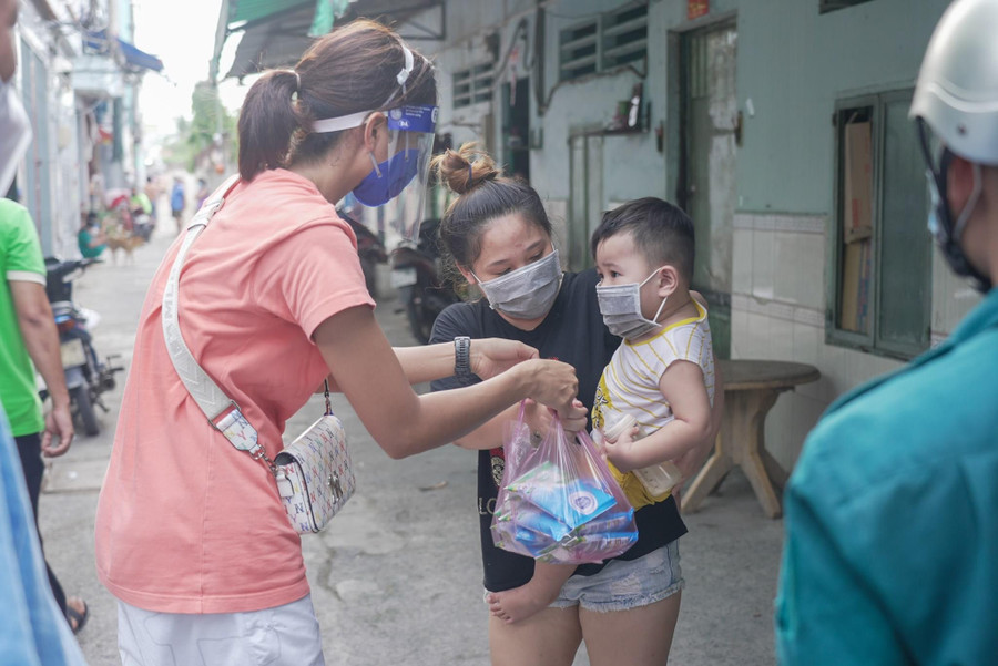 Tuy nhiên, khi chứng kiến những nụ cười, lời cảm ơn của người dân vùng khó khăn, nàng hậu lại có thêm động lực để tiếp tục công việc. Cô tiết lộ rằng, có ngày mình đi bộ hàng giờ liền dưới trời nắng, cùng đoàn len lỏi vào các hẻm sâu, khu lao động nghèo để trao quà hỗ trợ cho người dân. Ảnh: FBNV