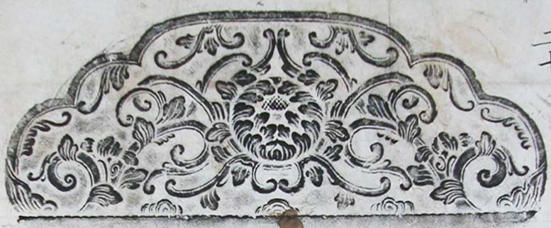 Hoa cúc ở bia Tiến sĩ võ khoa thi hội năm Mậu Thìn được trang trí choán hết cả phần trán bia - Ảnh: Bản dập của BEFEO