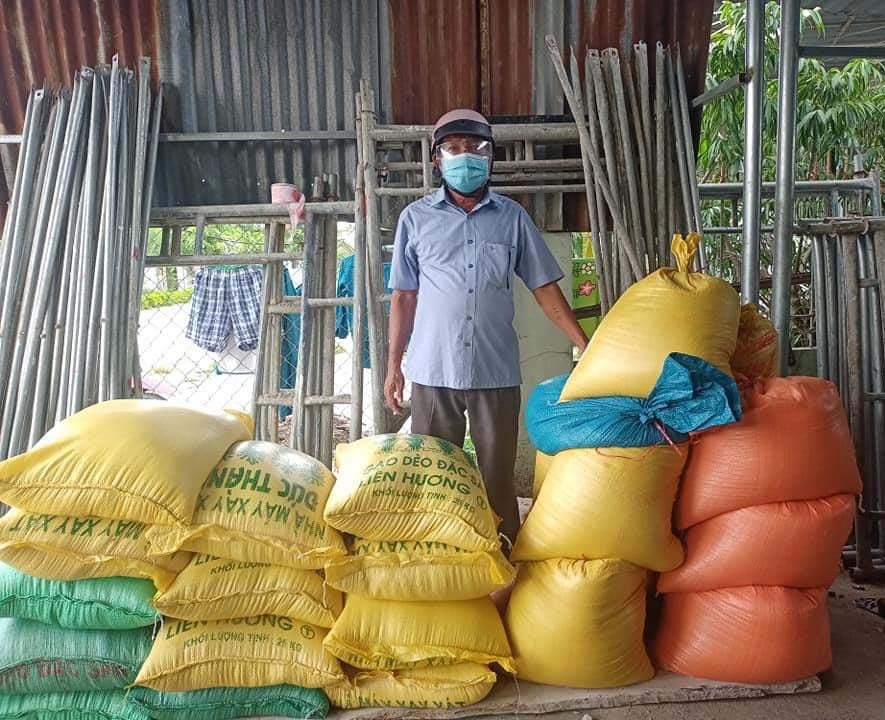 Người dân tham gia quyên góp, ủng hộ gạo cùng các nhu yếu phẩm hỗ trợ người dân gặp khó khăn tại khu phong tỏa tổ dân phố 5 (thị trấn Phú Túc, huyện Krông Pa). Ảnh: Vũ Chi 