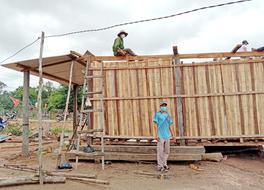 Lực lượng chức năng hỗ trợ người dân xã Chư Krêy (huyện Kông Chro) sửa chữa nhà ở bị tốc mái. Ảnh: Ngọc Minh