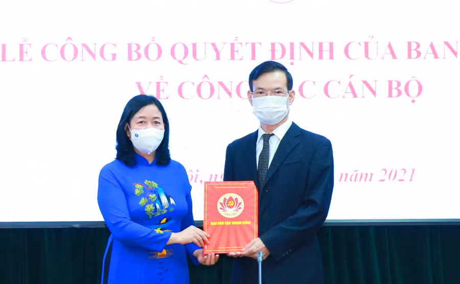  Đồng chí Bùi Thị Minh Hoài trao quyết định điều động, bổ nhiệm đồng chí Triệu Tài Vinh giữ chức vụ Phó Trưởng Ban Dân vận Trung ương