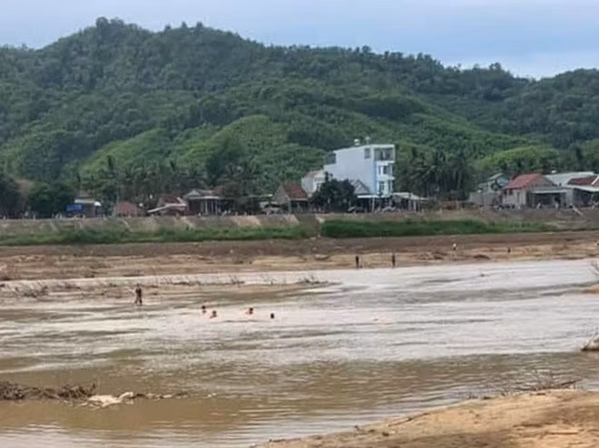 Người dân tổ chức tìm kiếm thi thể cha con ông Anh. Ảnh: Vũ Huỳnh