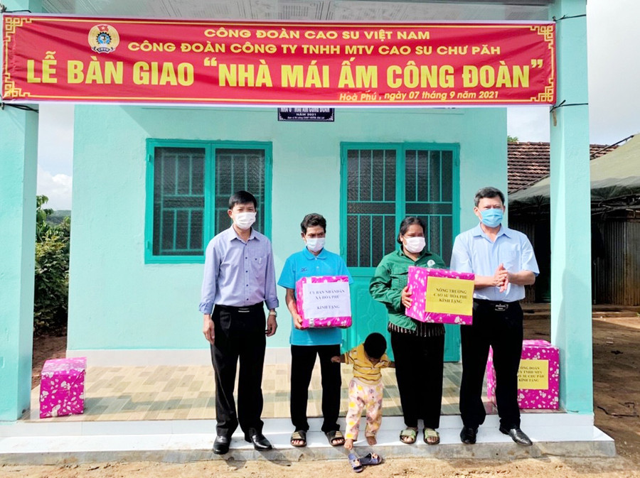  Bàn giao nhà Mái ấm Công đoàn cho gia đình chị Siu It. Ảnh: Hà Đức Thành